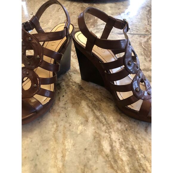 Nine & Co brown strappy wedge sandal - Picture 2 of 9